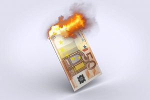 inflacja - płonący banknot euro
